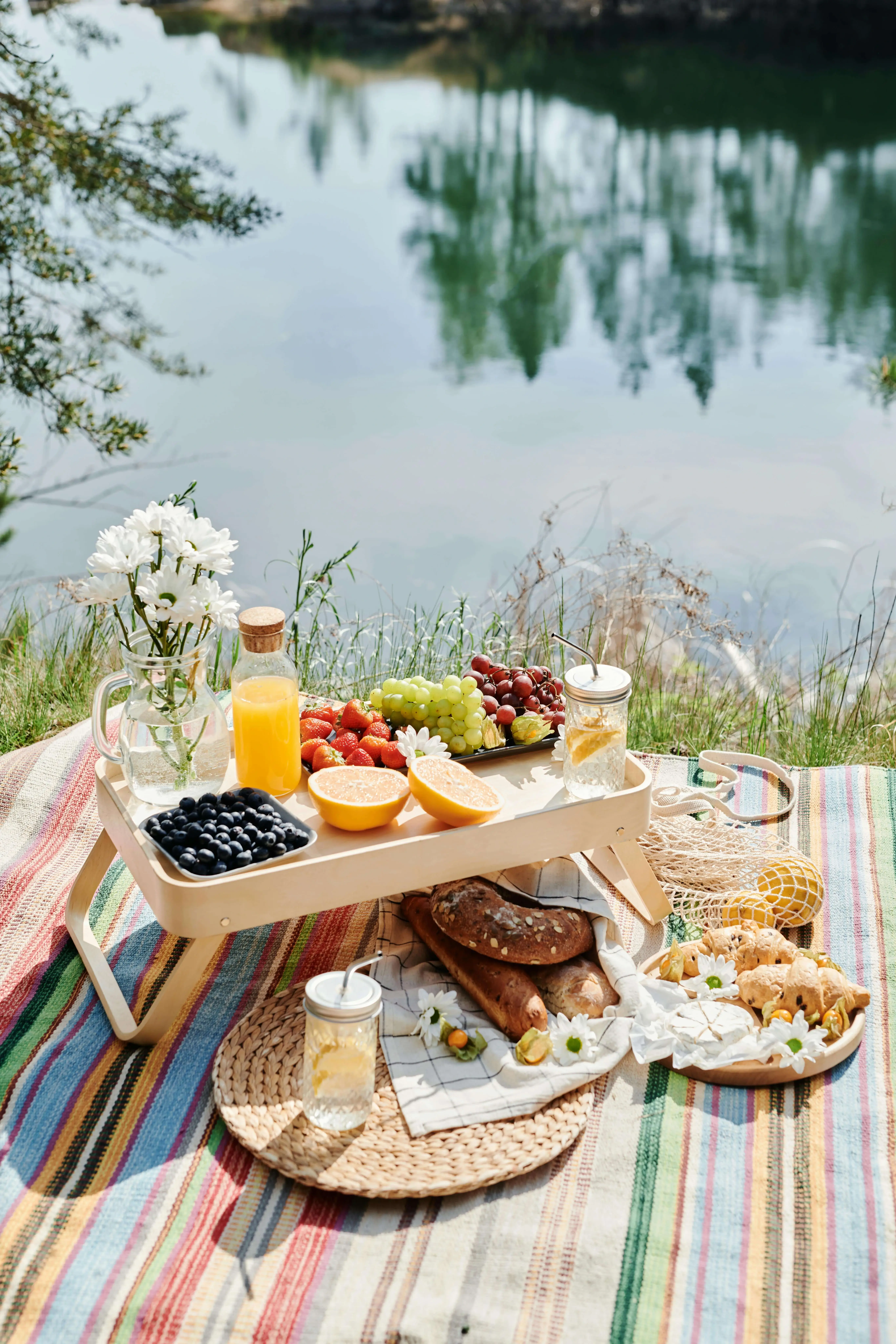 A romantic picnic date by the lake